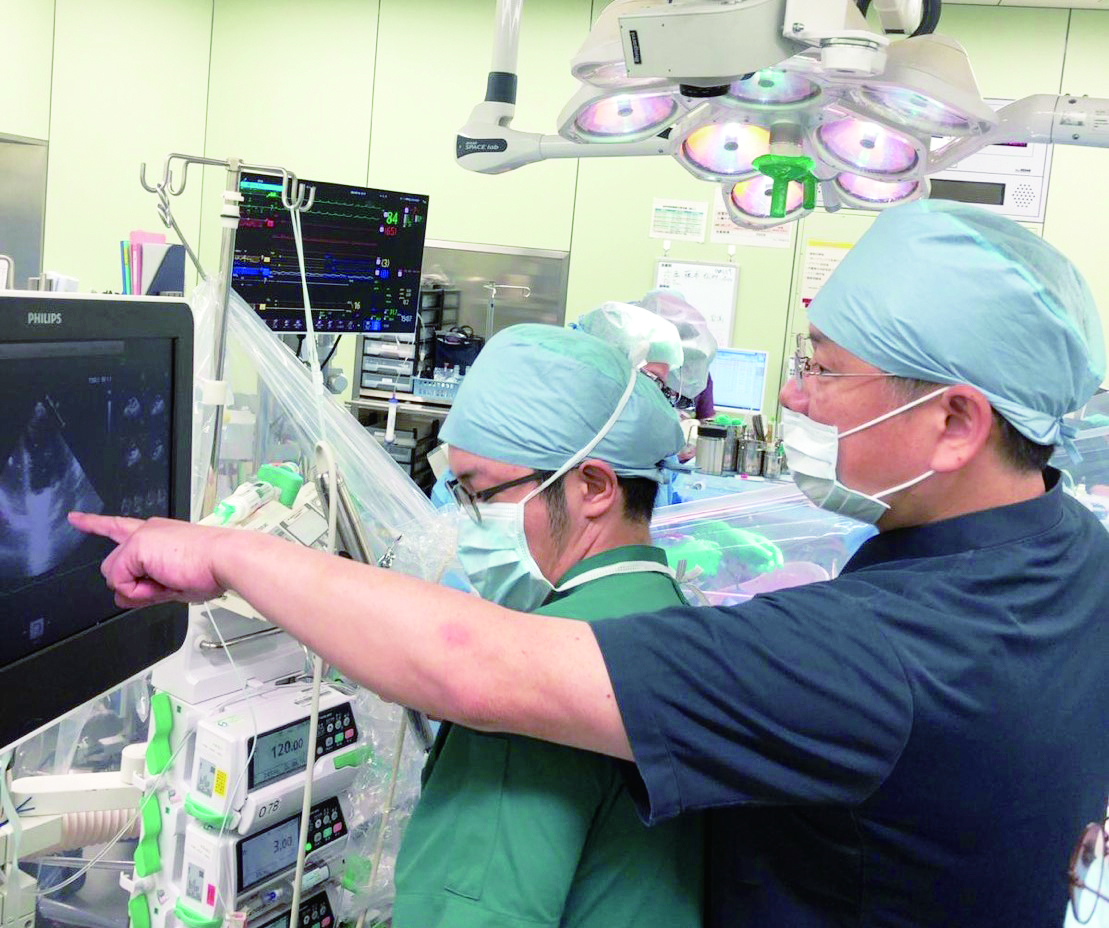 蔡院長右一於名古屋大學附設醫院指導人工心臟移植手術進行過程02